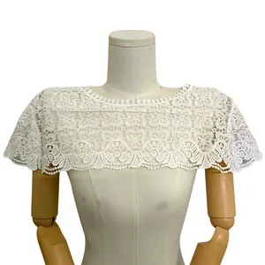 Détail du châle en dentelle brodée de soie de lait blanche évidée pour femmes
