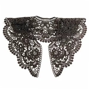 Vue détaillée d'un faux col en dentelle marron foncé avec une broderie ajourée chic
