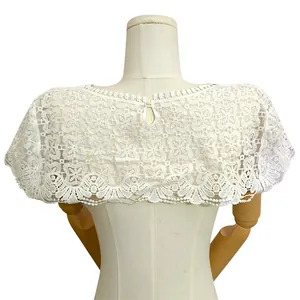 Vue détaillée du châle en dentelle brodée de soie de lait blanche avec motifs floraux