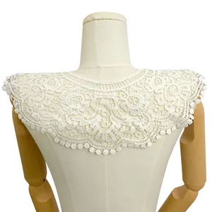 Vue détaillée du faux col en dentelle brodée de soie de lait blanche à motif évidé floral
