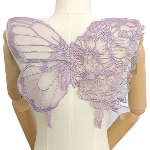 Detailansicht einer großen lila Schmetterling Blumen Spitze Stickerei Applikation