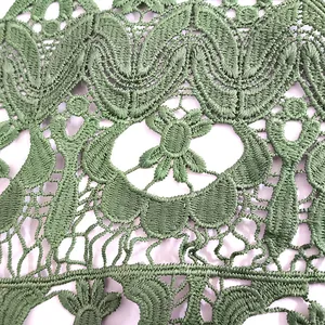 Detailansicht der grünen Milchseidenstickerei mit hohlen Blumenmustern und Textur