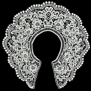 Détail d'un grand col en dentelle de soie de lait blanche avec broderie creuse complexe