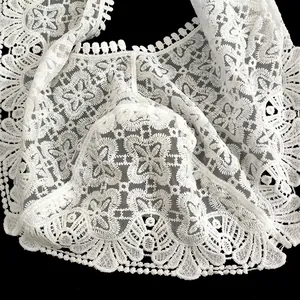 Vue détaillée macro de la broderie délicate de dentelle florale en soie de lait blanche