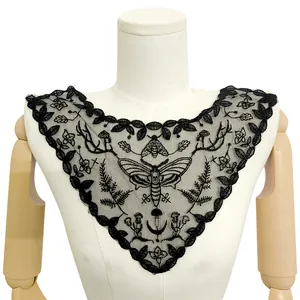Nahaufnahme eines schwarzen Spitzenkragens mit Totenkopfschwärmer-Stickerei auf Torso