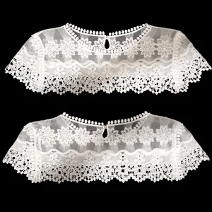 Détails d'un châle en dentelle brodée de soie de lait blanche avec des motifs floraux raffinés
