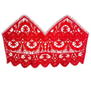 Detaillierte Makroansicht einer leuchtend roten Hohlstickerei-Spitzenapplikation für Kleidung