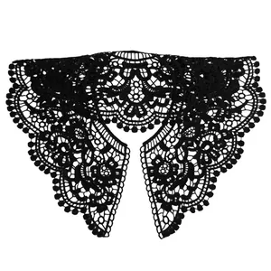 Vue détaillée d'un col amovible en dentelle noire brodée au motif ajouré complexe