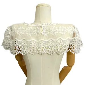 Détail arrière montrant la broderie florale et la texture de dentelle sur le châle