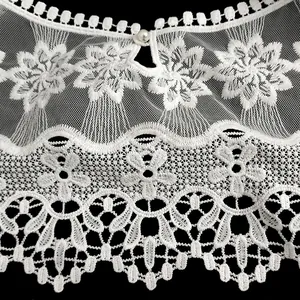 Gros plan détaillé de la broderie florale blanche sur un châle en dentelle