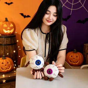 Detailansicht von gruseligen Halloween-Augapfel-Plüschanhängern in festlicher Kulisse.
