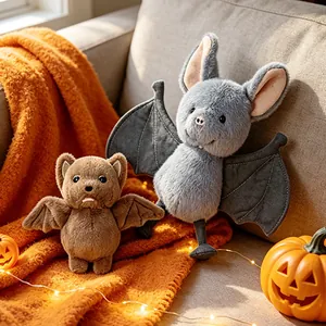 Peluches chauve-souris mignonnes pour Halloween sur un canapé avec citrouilles