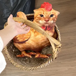 Peluche divertido de cabeza de gato y cuerpo de pollo en cesta de mimbre detalle.