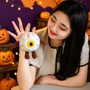 Asiatisches Model hält einen gruseligen weißen Halloween-Augapfel-Plüsch mit Adern