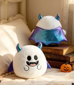 Λεπτομερής όψη από λούτρινα φαντάσματα Halloween με ιριδίζοντα κέρατα.