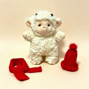 Schattige pluche schaap met rode muts en sjaal, perfect als verjaardagscadeau.