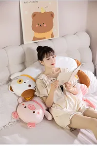 Femme asiatique se détend avec un oreiller de corps en soie glacée sur un lit blanc