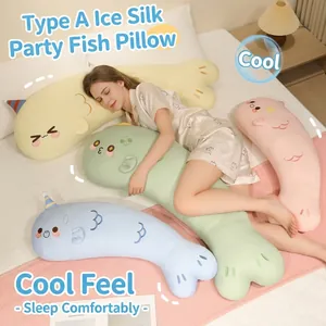 Coussin corporel rafraîchissant en forme de long poisson avec expressions de dessin animé