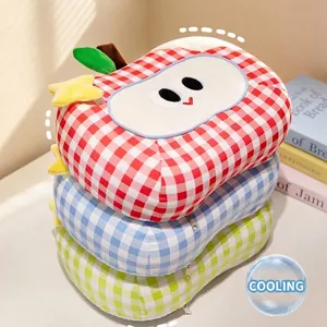 Pila de almohadas de siesta de cuadros con forma de manzana y tela de seda de hielo fresca