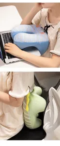 Detalle de almohada en U de espuma viscoelástica para siestas y soporte lumbar en oficina