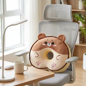 Adorable coussin de sieste en forme de donut ours brun sur une chaise de bureau grise
