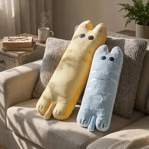 Vue détaillée des longs coussins chat en peluche à carreaux jaunes et bleus gaufrés.