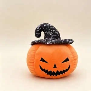 Detailweergave van Halloween pompoen pluche met enge heksenhoed met witte skeletten
