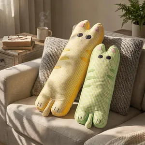 Coussins longs en forme de chat en seersucker à carreaux sur un canapé ensoleillé