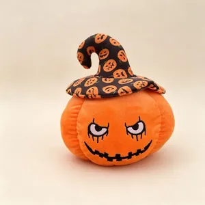 Halloween pompoen knuffel met een knorrig gezicht en een zwarte toenaarshoed detail