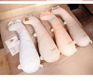Vue détaillée de longs coussins en peluche en forme d'animaux avec texture douce polaire