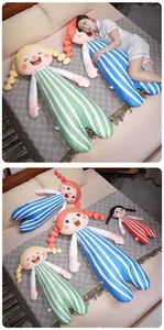 Adorable grand oreiller en peluche de poupée Abei pour le confort du sommeil et déco.