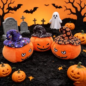 Gedetailleerde foto van drie pluche Halloween-pompoenspeeltjes met grappige boze gezichten