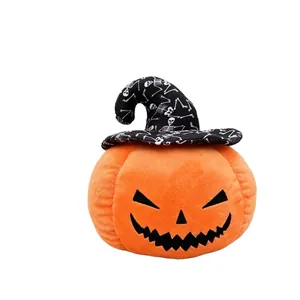 Griezelige Halloween pompoen pluche met een zwarte heksenhoed met skeletten.