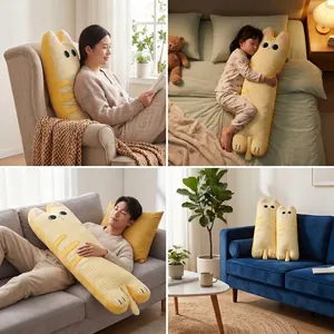 Coussin long chat à carreaux jaunes illustré dans quatre scènes de vie chaleureuses