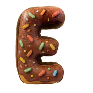 Cojín de peluche suave con forma de letra E tipo donut de chocolate con virutas