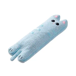 Long coussin de sommeil chat en tissu seersucker vichy bleu pour un soutien confortable