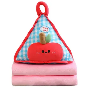 Coussin en peluche triangulaire avec pomme et ensemble de couverture rose pour le bureau