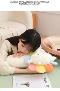 Simpatico cuscino in peluche a forma di pecora bianca con collare a girasole vivace