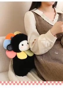 Dettaglio di un cuscino di peluche a forma di pecora nera con petali colorati.
