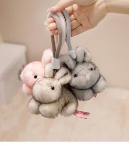 Drie schattige pluche konijnen sleutelhanger hangers in roze, bruin en grijs, zacht.