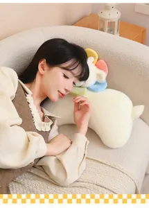 Dettaglio di una modella asiatica che riposa su un morbido cuscino di peluche a pecora