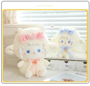 Simpatiche bambole di pecora di peluche con cuffie di pizzo e fiocchi colorati