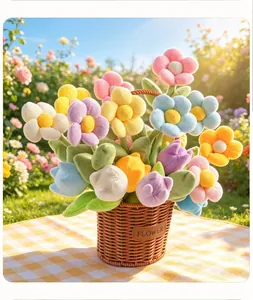 Dettaglio di un bouquet di fiori di peluche in un cesto di vimini