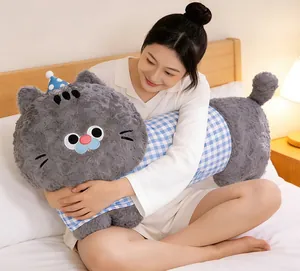 Long oreiller corporel en peluche chat pour dormir, design à carreaux gris et bleu.