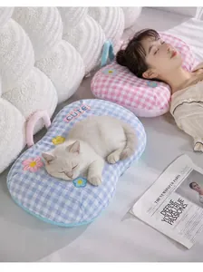 Μαξιλάρι memory foam με καρό σχέδιο dopamine, κέντημα λουλουδιών και φορητή λαβή