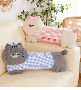 Vue détaillée de longs coussins de chat en peluche à carreaux roses et bleus sur canapé