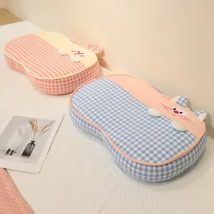Lindas almohadas cervicales con forma de gato y patrón de cuadros en rosa y azul