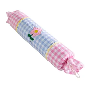Almohada cilíndrica en forma de caramelo con cuadros rosa azul y bordado de flores