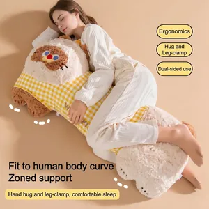 Long oreiller de corps en peluche en forme de chat à carreaux pour le confort latéral.