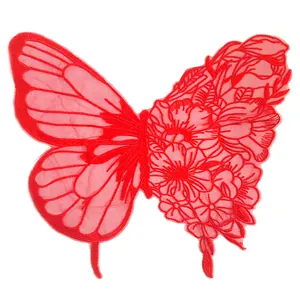 Detailansicht eines roten Schmetterlings-Blumen-Stickerei-Spitzenbesatzes für Kleidung